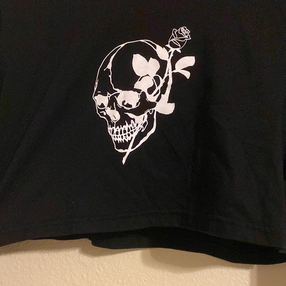 Stripped sleeve, skull crop top - Picture 2 of 3